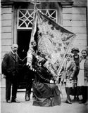 Aanbieding vlag Arnold de la Court en zijn moeder 1924 75 jaar